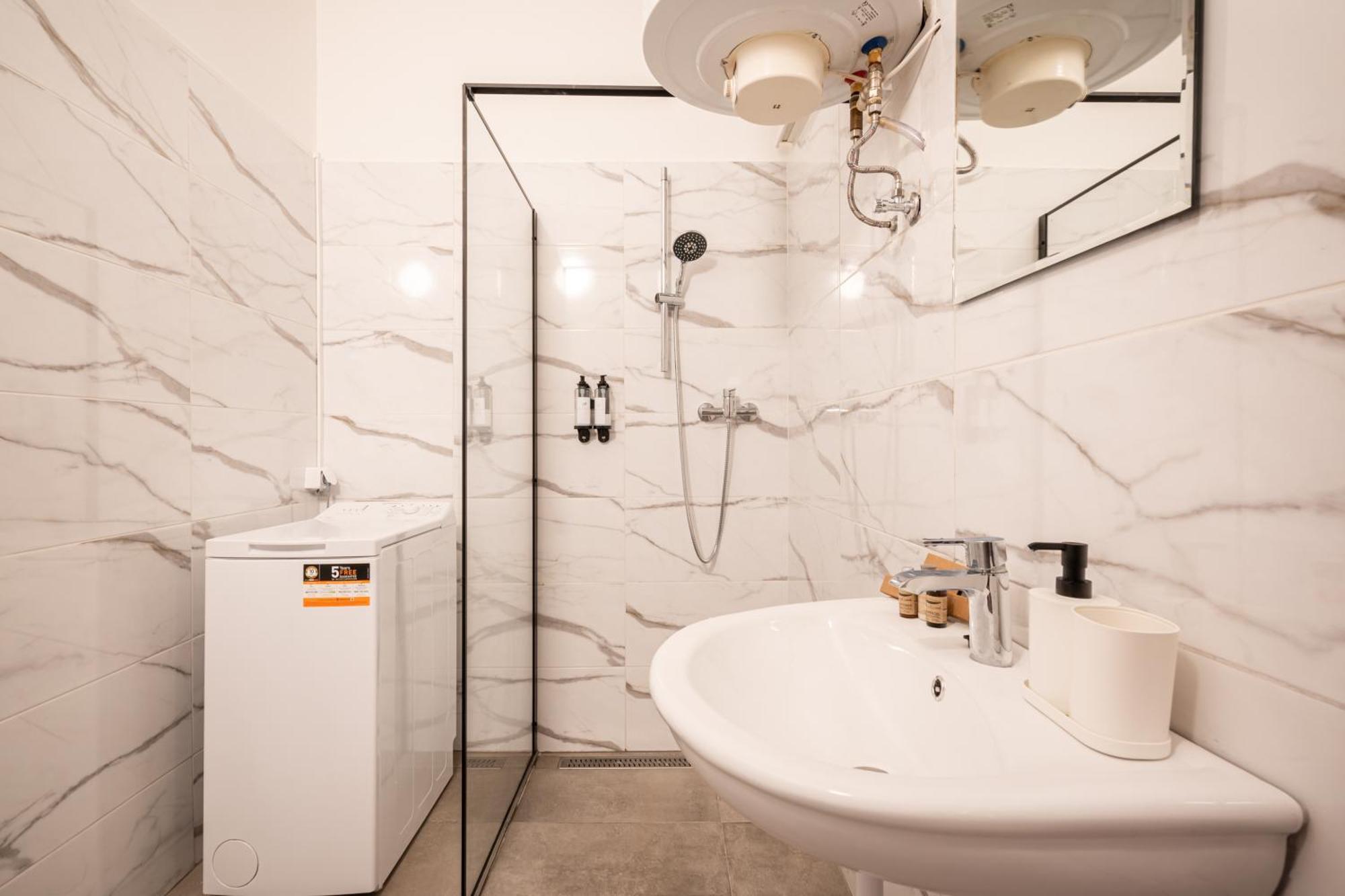 H9- Boutique Apartments, Best Location, By Bqa Budapest Bagian luar foto