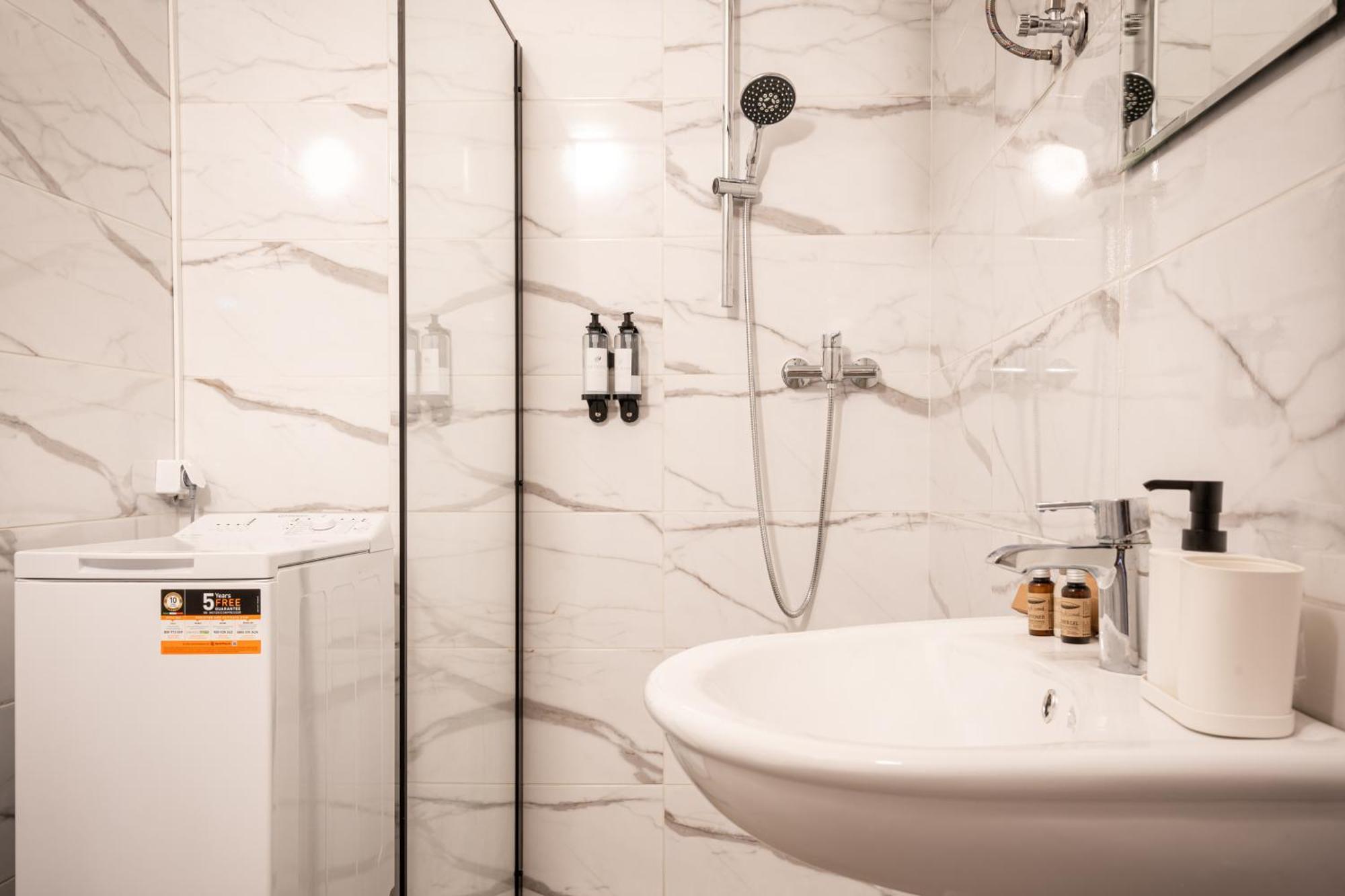 H9- Boutique Apartments, Best Location, By Bqa Budapest Bagian luar foto
